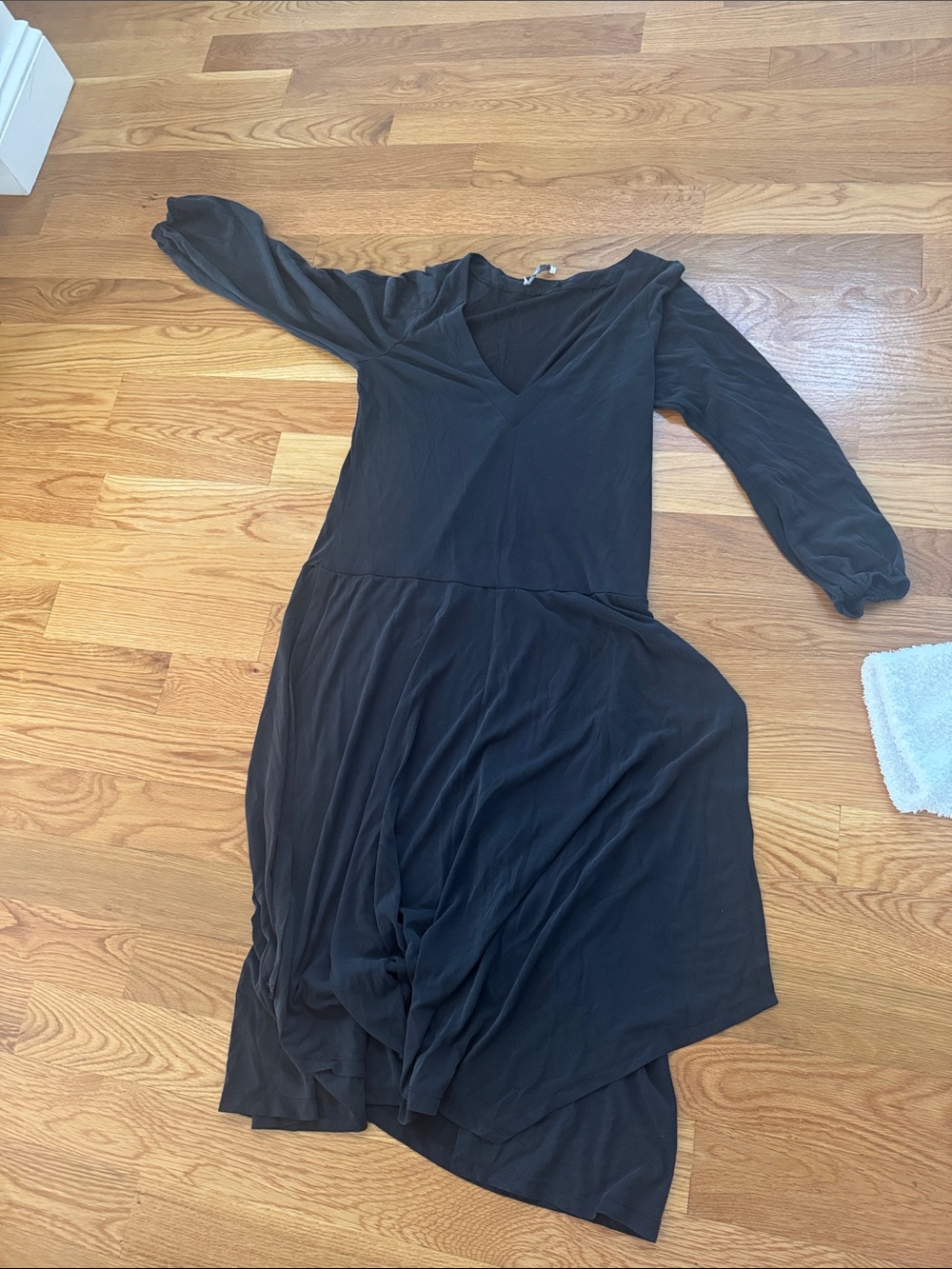 Women's Black V-Neck Long Sleeve Midi Dress